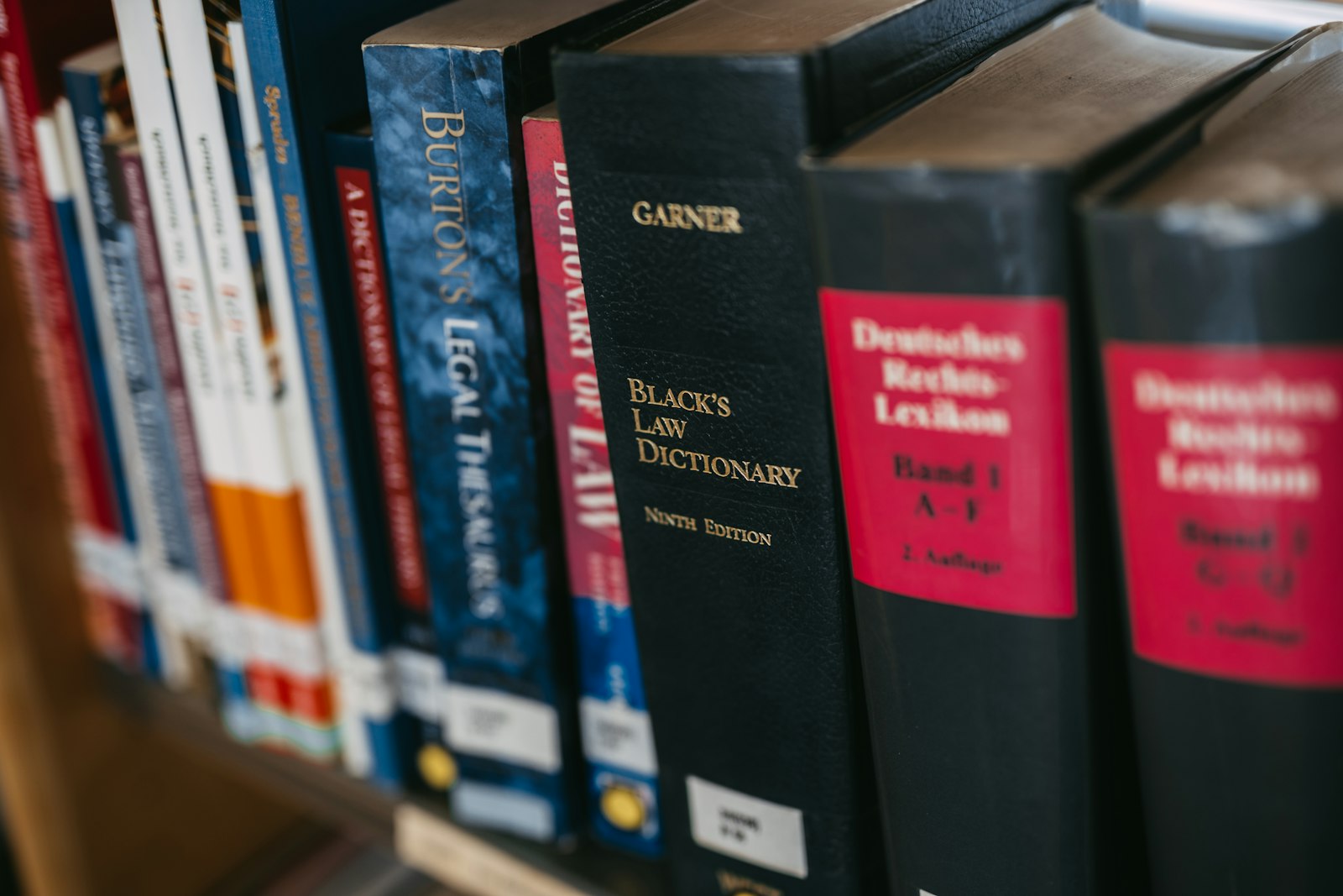 Libros de derecho en un estante